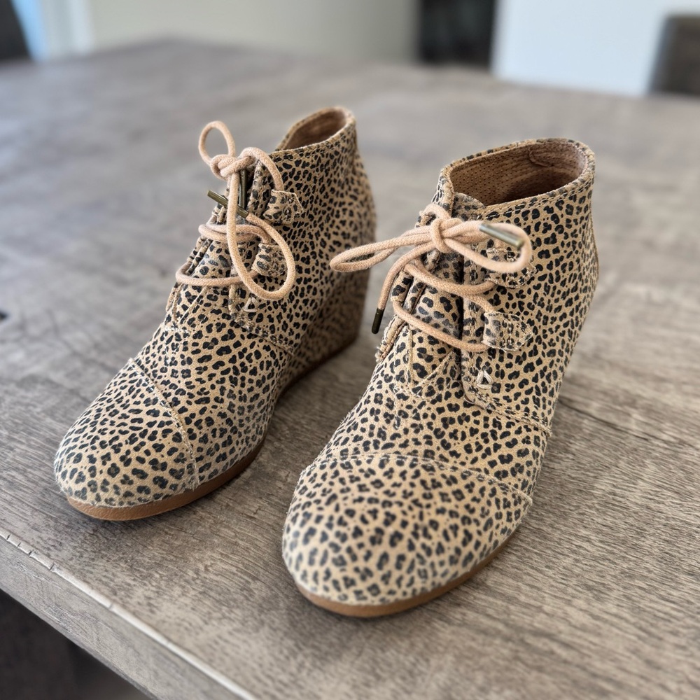 TOMS Cheetah Print Wedge Booties Women’s 6 Lace-Up Animal Print